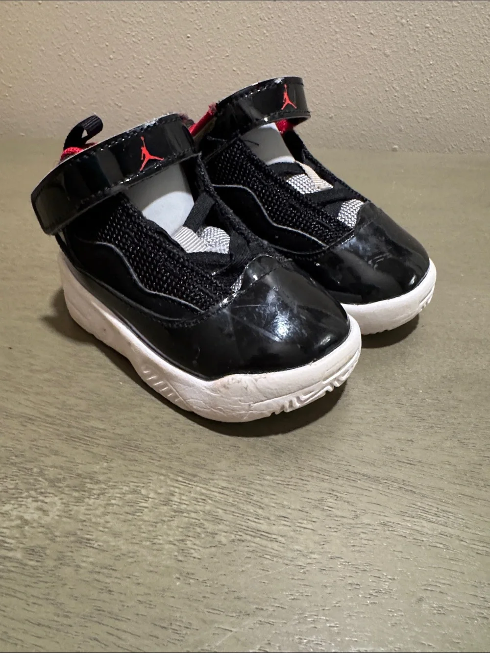 Jordan Kids Black and White Sneakers with Red Jumpman size 5C